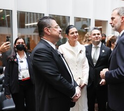 Su Majestad el Rey conversa con el Presidente electo de la República de Costa Rica, Su Excelencia Rodrigo Chaves, tras su llegada a la Asamblea Legisl